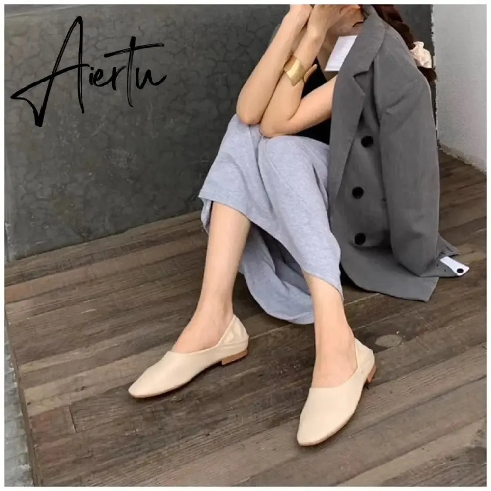 Aiertu Fashion Women Flat Shoes Autumn Outdoor Slip On Loafer Shoes High Quality Soft Leather Boat Shoes For Office Ladies