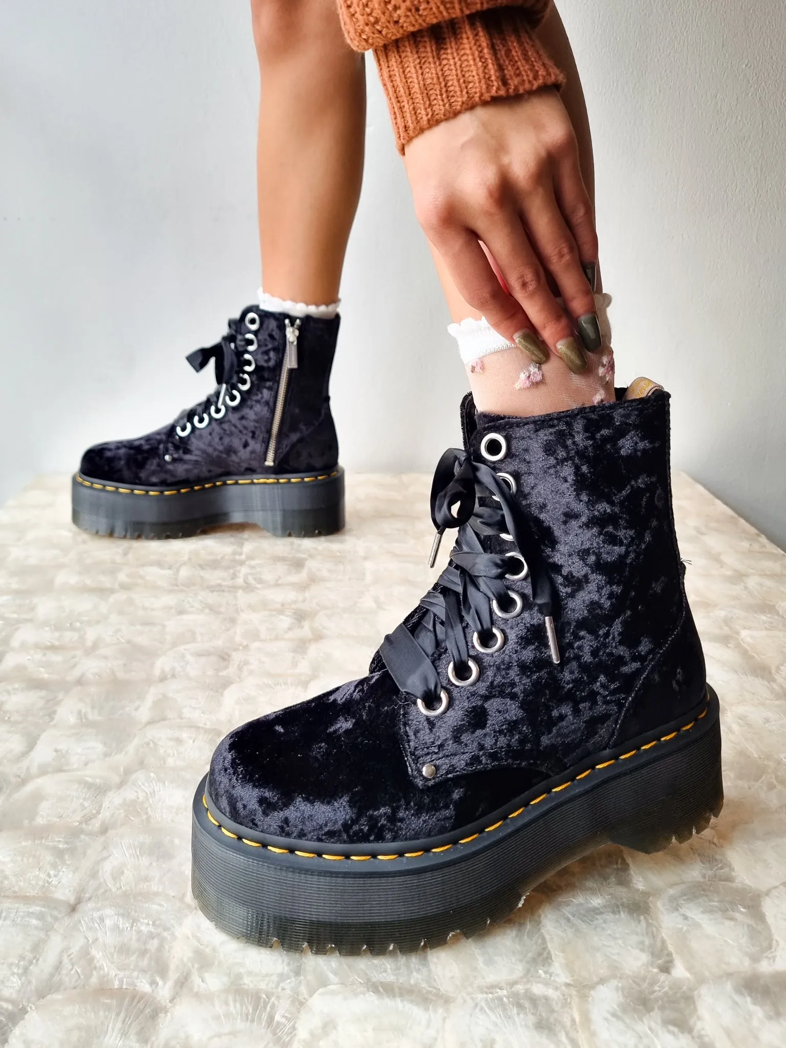 DR. MARTENS JADON MAX CRUSHED VELVET